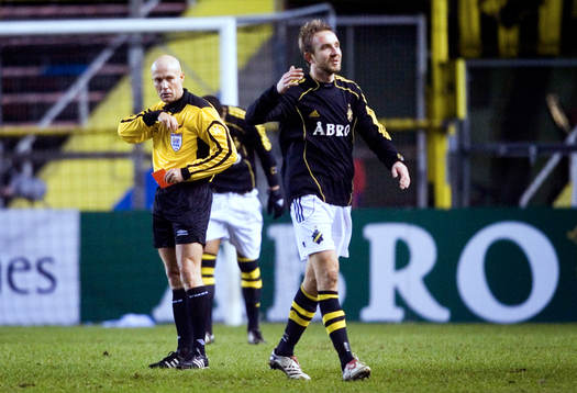 Domaren Emil Laursen ger Bernt Hulsker, AIK rött kort