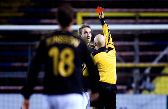 Bernt Hulsker, AIK utvisas av domare Emil Laursen (Rött