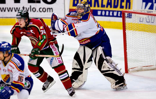 Teemu Lassila, målvakt, Djurgården knuffar undan