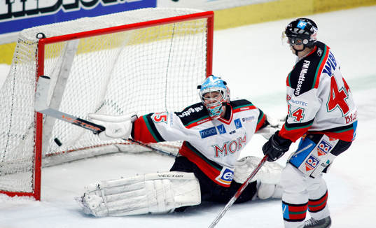 Nichlas Falks puck går in bakom Mikko Ränö, målvakt Mora
