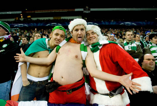 Glada Celtic supporters utklädda till tomtar på läktaren