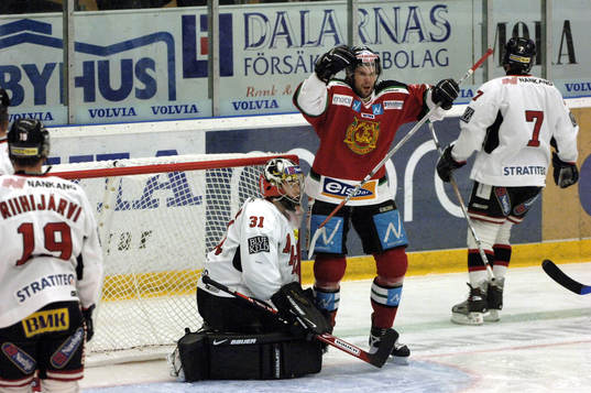 Mikael Simons, Mora har gjort 1-0. Gustaf Wesslau,