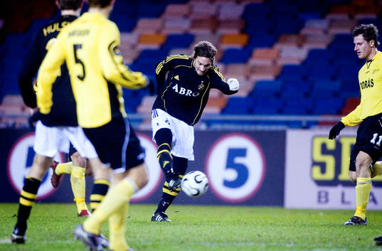 Mats Rubarth, AIK drar på ett skott som går stolpe in