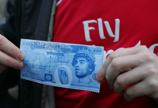 En Arsenal supporter med en Ashley Cole tjugo  punds sedel