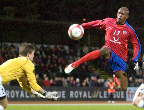Luton Shelton ytterst nära överlista Johan Thorbjörnsen