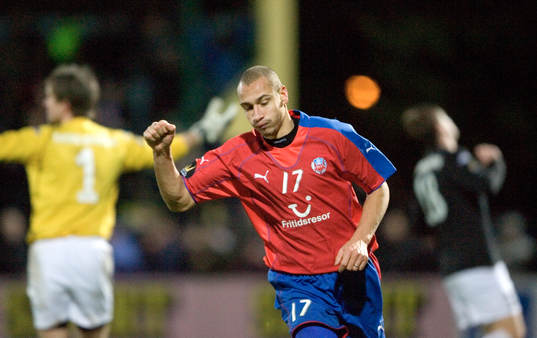 2-2, Henrik Larsson, Helsingborg har kvitterat och jublar.