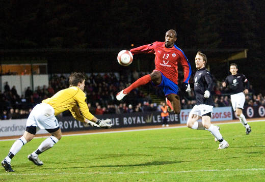 Luton Shelton, Helsingborg är ytterst nära överlista