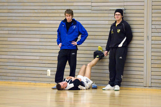 Ungdom, ungdomar, träning, innefotboll. Ledare