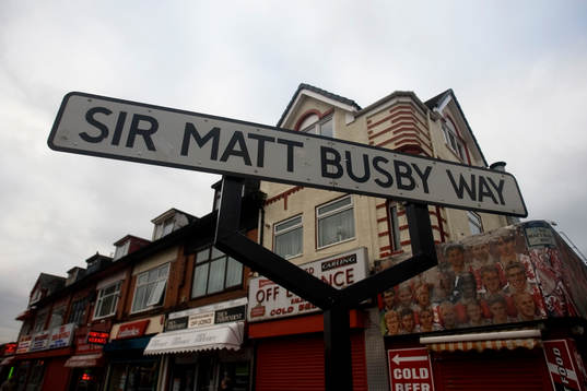 Old Trafford ligger på gatan Sir Matt Busby Way