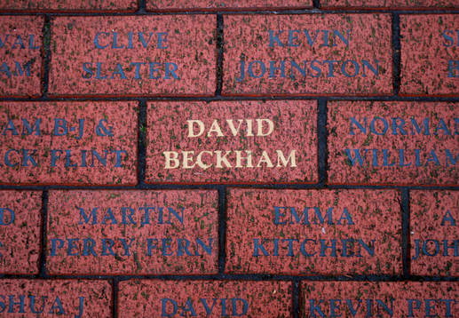 David Beckham i en gatsten utanför Old Trafford