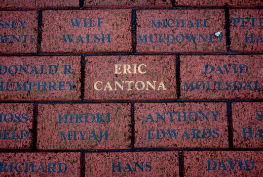 Eric Cantona, namn i en gatsten utanför Old Trafford