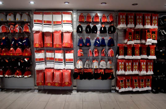 Souvenir affär på Old Trafford, Mega Store, tröjor,