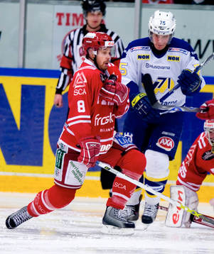 Sanny Lindström får en puck på halsen
