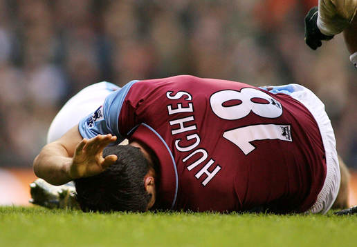 Aaron Hughes, Aston Villa, skada, smärta
