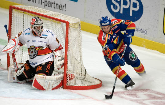 Mattias Modig, målvakt, Luleå och Dragan Umicevic,