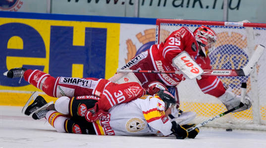 Björn Danielsson, Brynäs, gör mål på Johan Asplund,