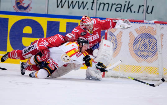 Björn Danielsson, Brynäs, gör mål på Johan Asplund,
