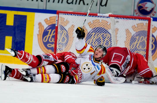 Björn Danielsson, Brynäs, gör mål på Johan Asplund,