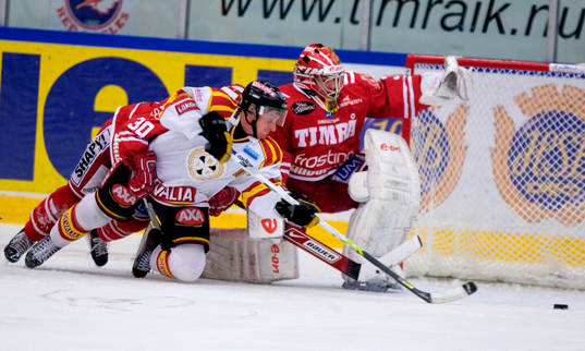 Björn Danielsson, Brynäs, gör mål på Johan Asplund,