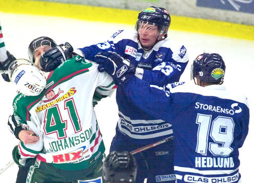 Mike Siklenka, Rögle, slår till Martin Johannes, Leksand