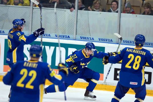 Sverige vann med 3-6. Här jublar målskytten Robin