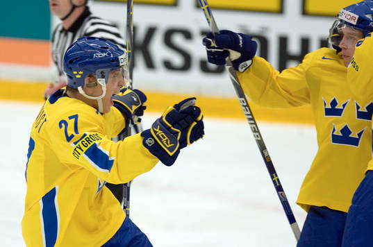 Robin Lindqvist, Sverige gjorde 1-0. jubel