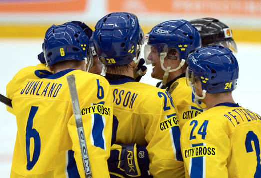 Aleaxander Sundström gratuleras
