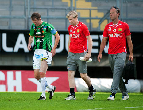 Fredrik Lundgren, GAIS, får lämna planen skadad