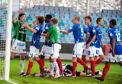 Hallgrímur Jónasson, GAIS, får veta att han gått för