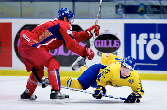 Patrik  Zackrisson, Sverige tacklas av Jakub Kindl, Tjeckien