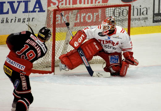 Juha Riihijärvi har öppet mål men Johan Backlund Timrås