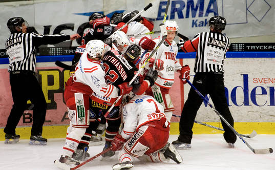 Orolig match med mycket bråk