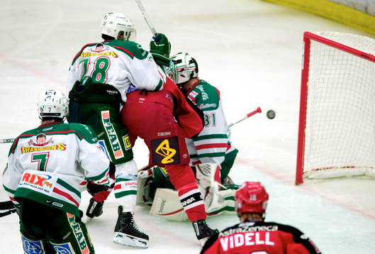 Olegs Sorokins, trycker in 1-0 målet för Södertälje,