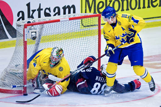 Peter Mueller, USA trycker in Joel Gistedt, Målvakt