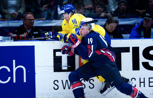 Ryan Stoa, USA trycker upp Patric Hörnqvist, Sverige i