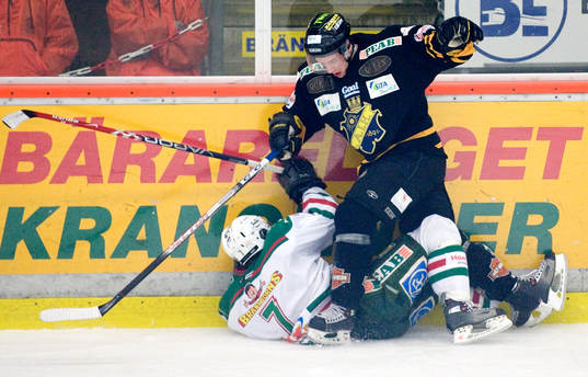 En AIK-are tacklar Mads Bödker och blir utvisad
