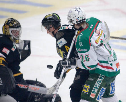 Jacob Johansson, Rögle, trycker på mot AIK-målet