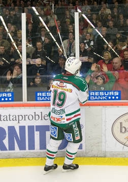 Kenny Jönsson, Rögle, tackar publiken. Plexiglas, läktare