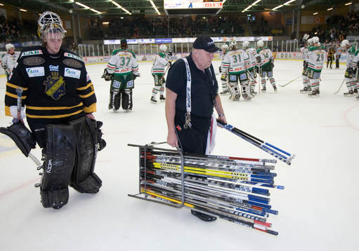 Klubbor, ishockeyklubbor, materialförvaltare lämnar isen