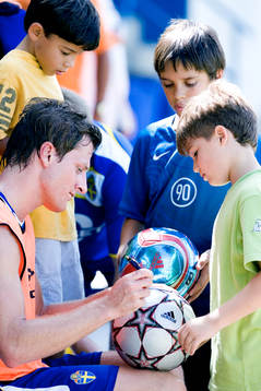 Daniel Mobaeck skriver autografer