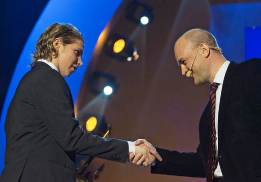 Niklas Bäckström, ishockey,  tar emot priset från