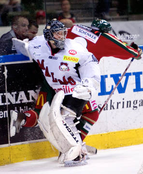 Markus Korhonen, Målvakt, Malmö, tacklar en