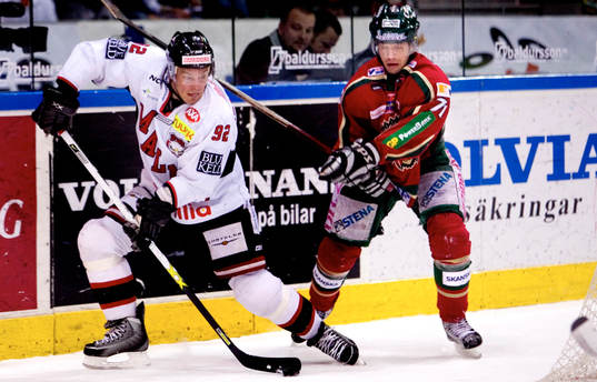 Tomi Kallio, Frölunda, rappar Markus Mathiasson, Malmö