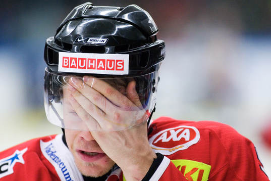 Depp, hand mot panna