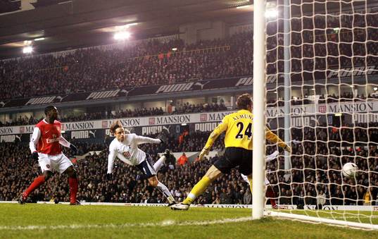 Dimitar Berbatov, Tottenham  gör mål på Manuel Almunia,