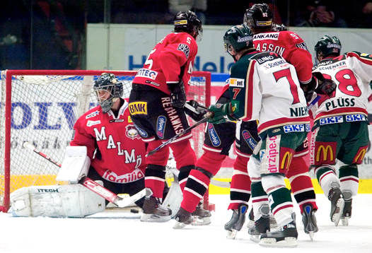 Martin Pluss, Frölunda, trycker in 1:0, Gustaf Wesslau,