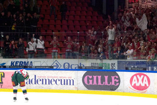 Publiken sjöng för Tomi Kallio som tackar publiken,