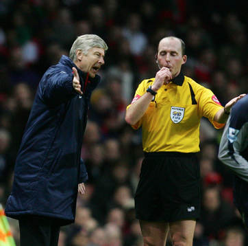 Arsene Wenger, tränare, Arsenal diskuterar med domare M