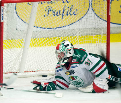 Andreas Andersson, målvakt, Rögle, ser pucken i målet