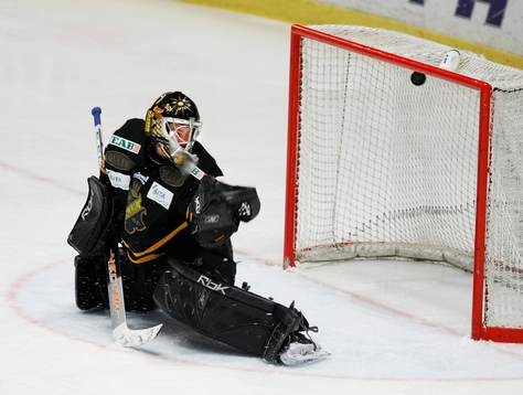 Jonas Gustavsson, målvakt AIK ser ännu en puck bakom sig